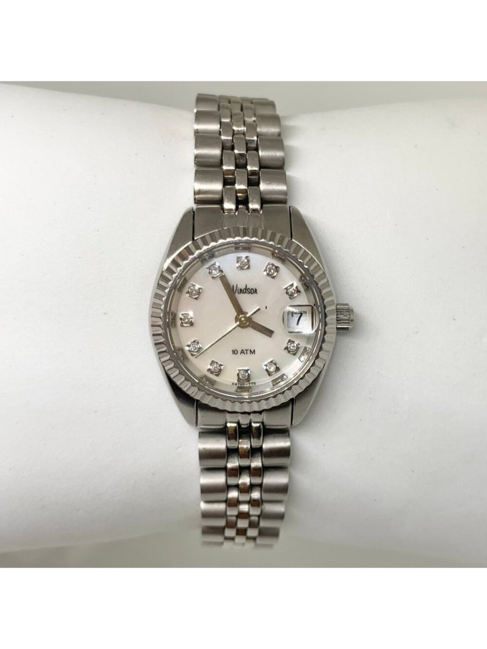 Silver tone Windsor women's dress classic watch date mop dial 23mm round running